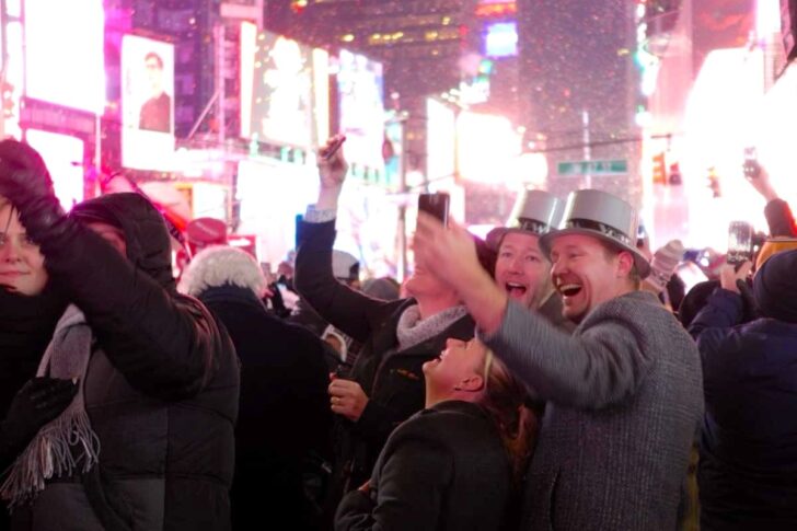 思い思いに年明けを祝う観客