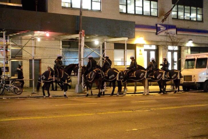 NY警察の騎馬隊もスタンバイ