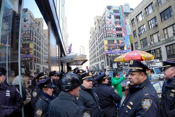 NY警察がそこら中で目を光らせている