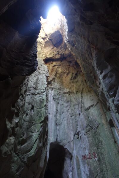 光が差し込む神秘的な雰囲気