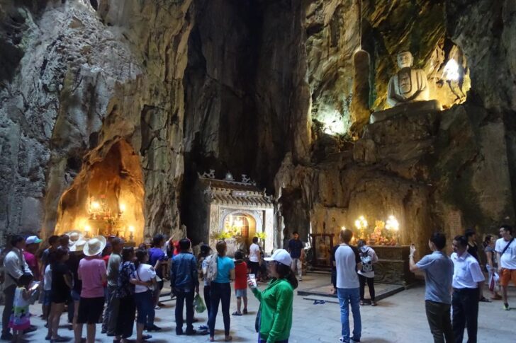 神秘的な仏像を見上げる
