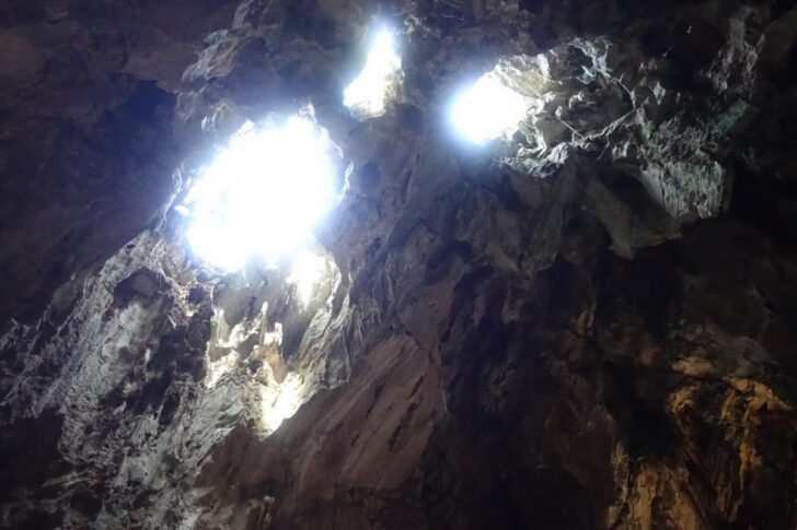 ベトナム戦争の空爆でできた穴