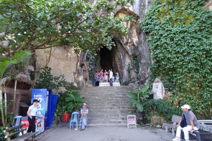 水山（Thuy Son）の入口