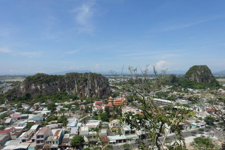 街中に岩山がある奇妙な景色