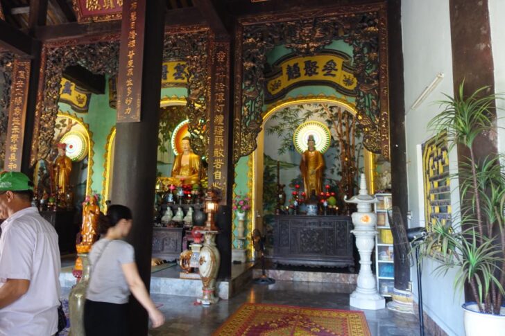 リンウン寺の内部にあった派手な観音像