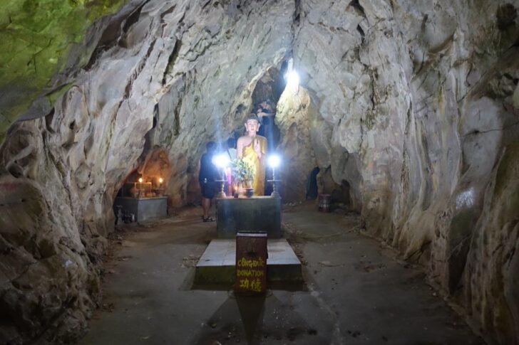 洞窟内にあったカラーの仏像