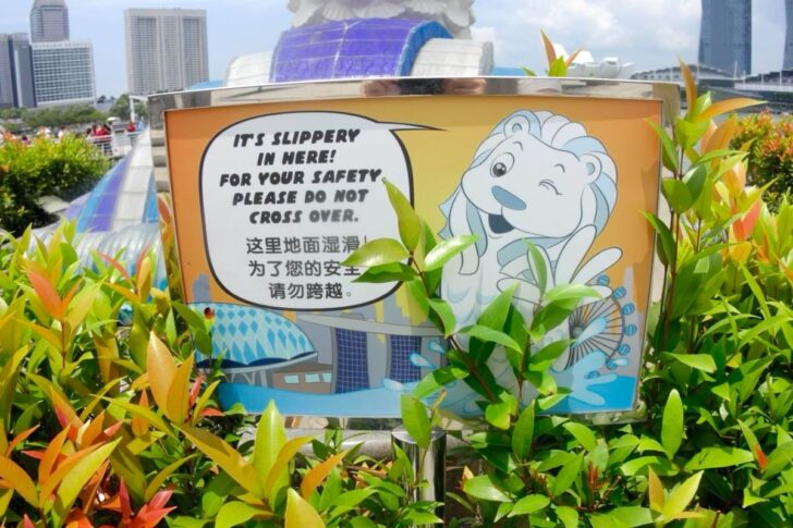 水ですべらないよう注意する看板