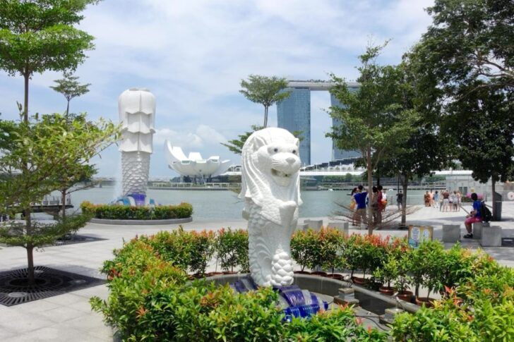 マーライオンと背中合わせのミニマーライオン