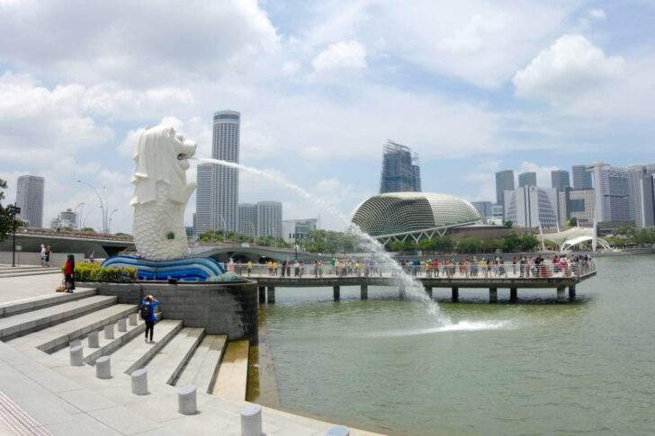 水を噴射しつづけるマーライオン