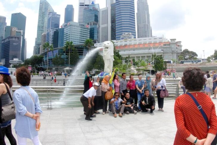 記念撮影する観光客がたくさんいる