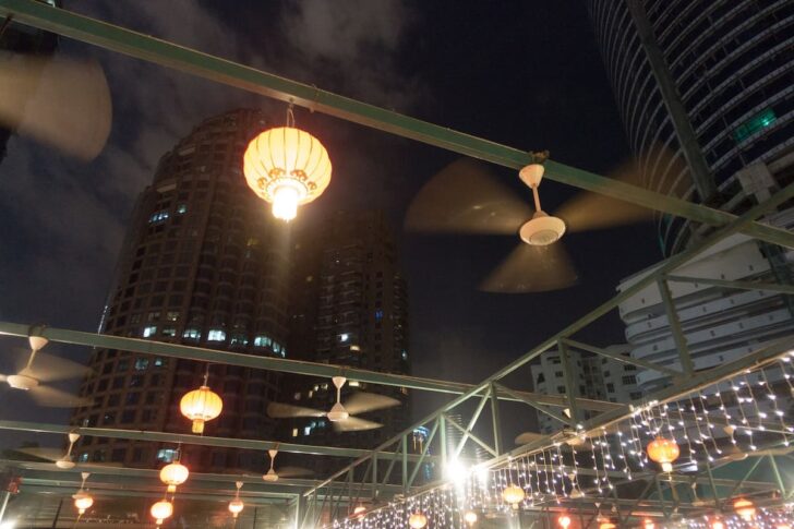 ビルの合間で鍋を食べる不思議な体験