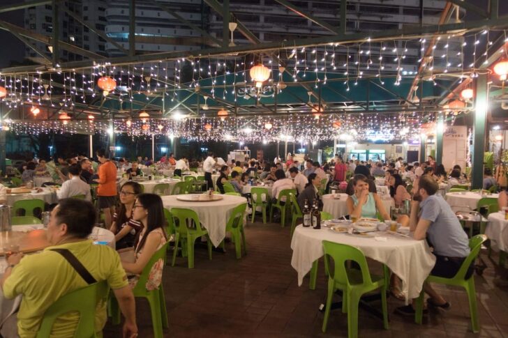 ビアホールのような開放的な空間