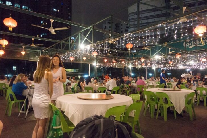 ビアガールのような女性スタッフも