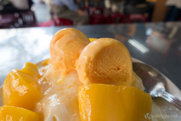 マンゴーアイスも2個乗っている