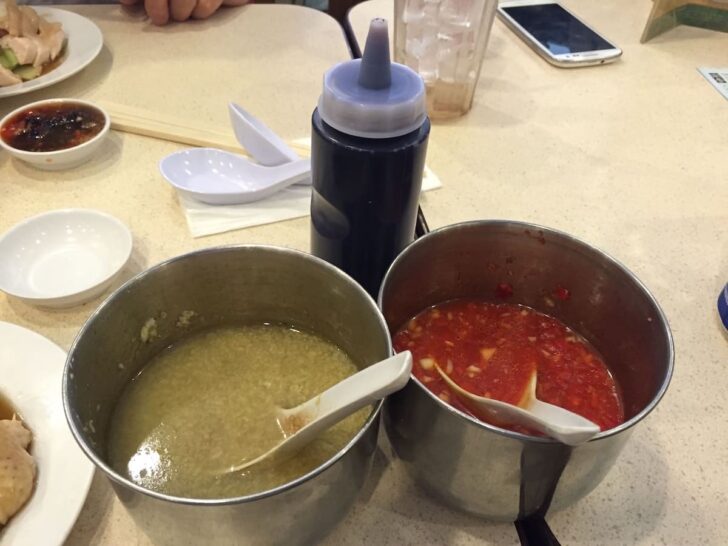 卓上に用意される味変のタレ