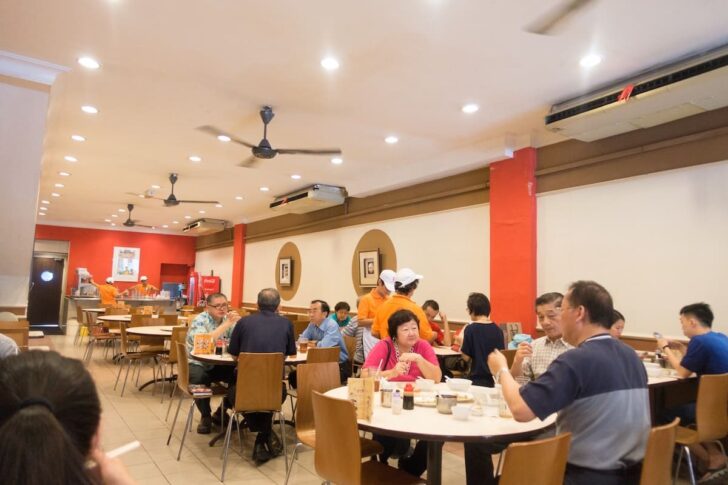 広々として清潔感のある店内