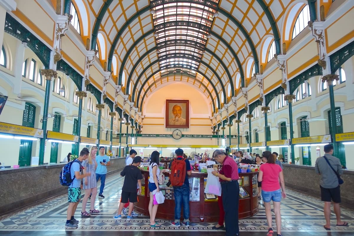 ホーチミンのサイゴン中央郵便局にて