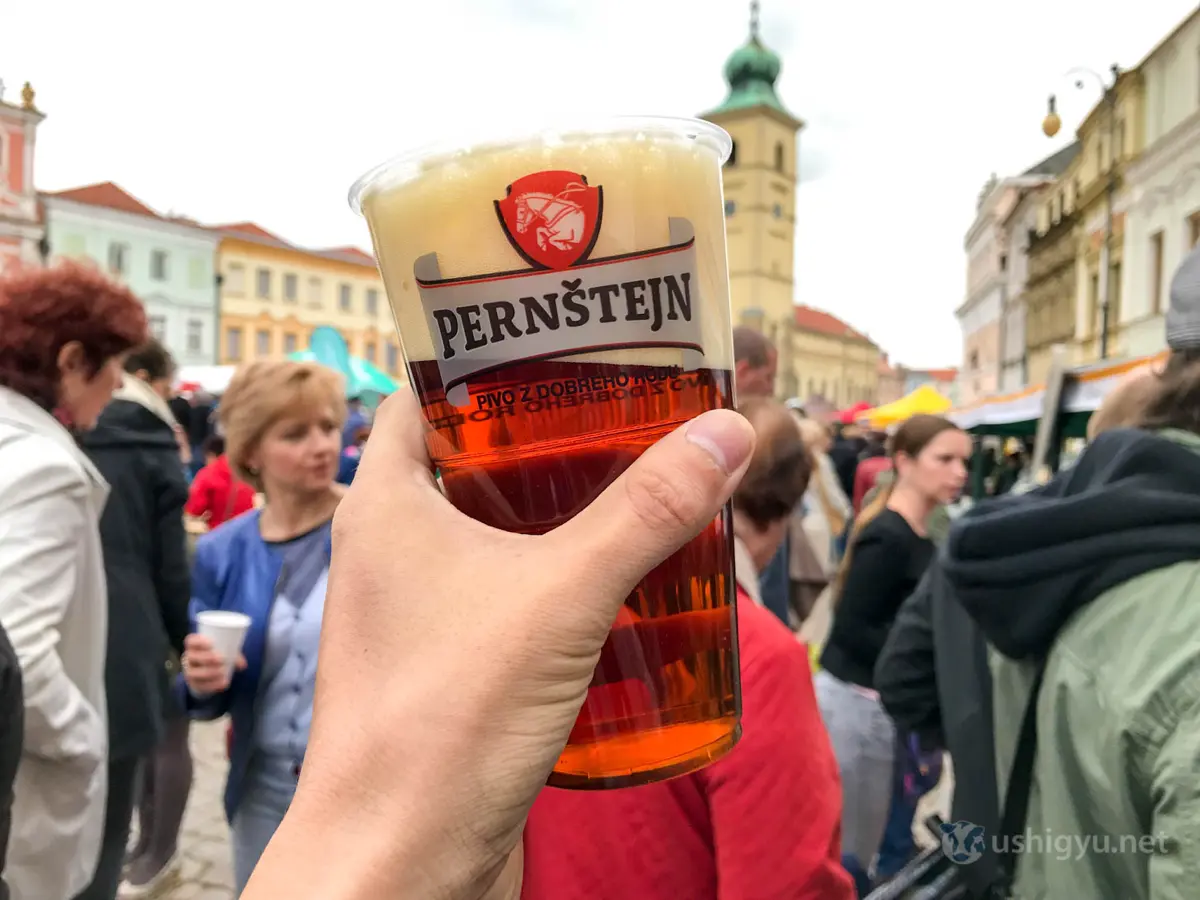 リトミシュルのフードフェスでビールを飲む