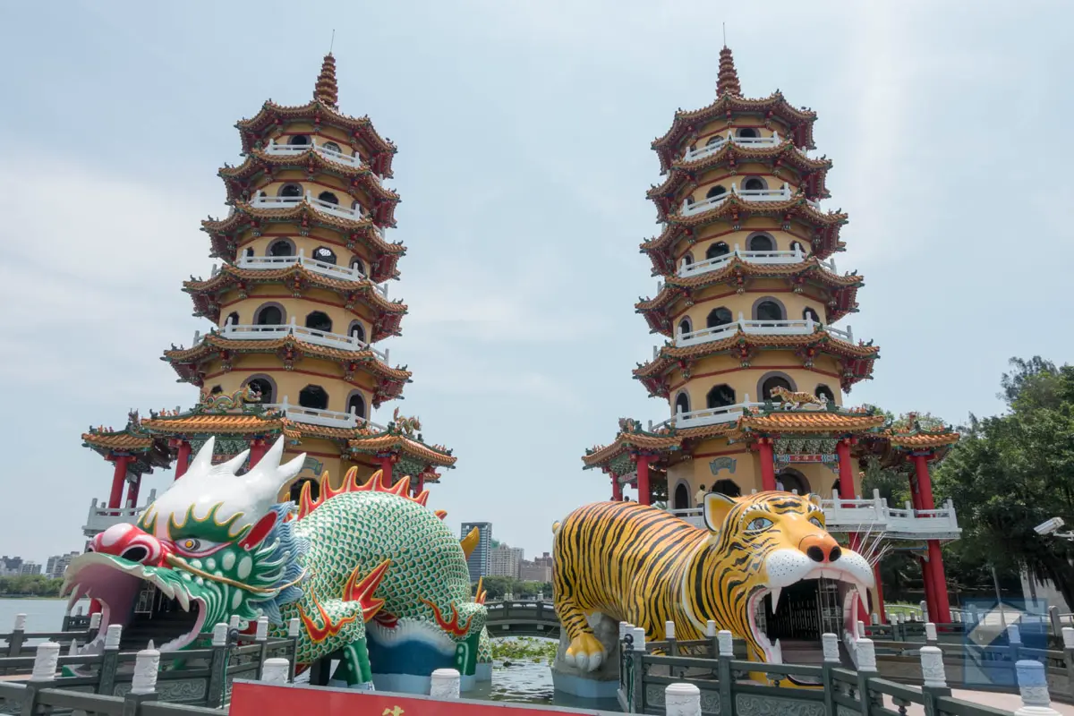 Lotus lake dragon and tiger pagodas 10