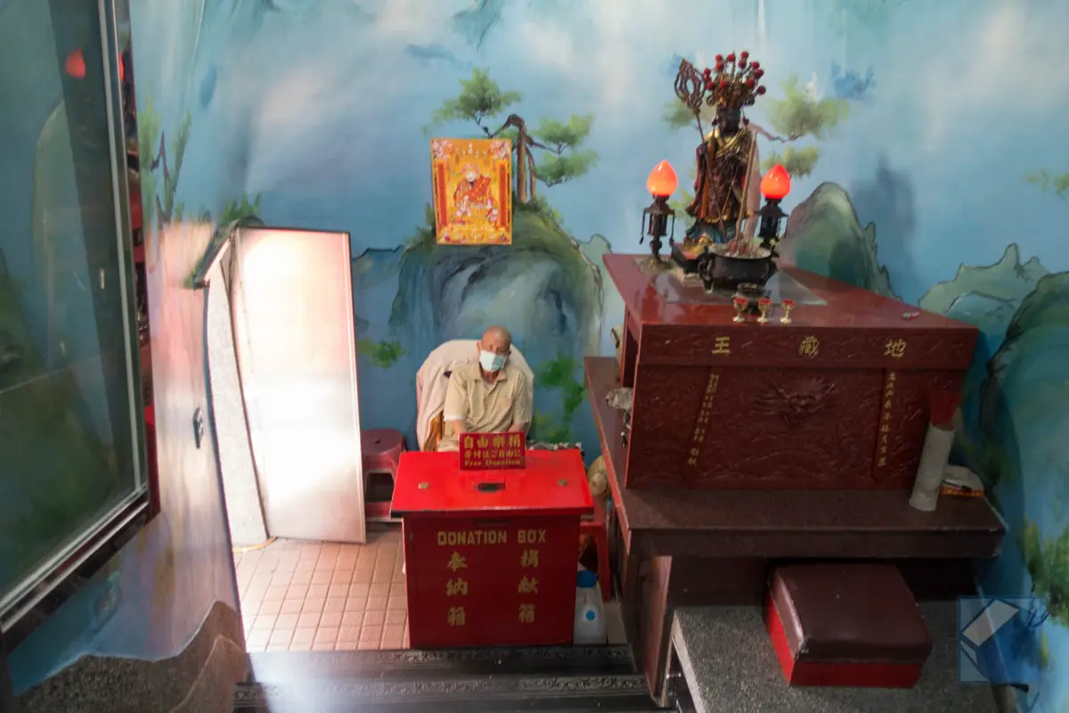 Lotus lake dragon and tiger pagodas 15
