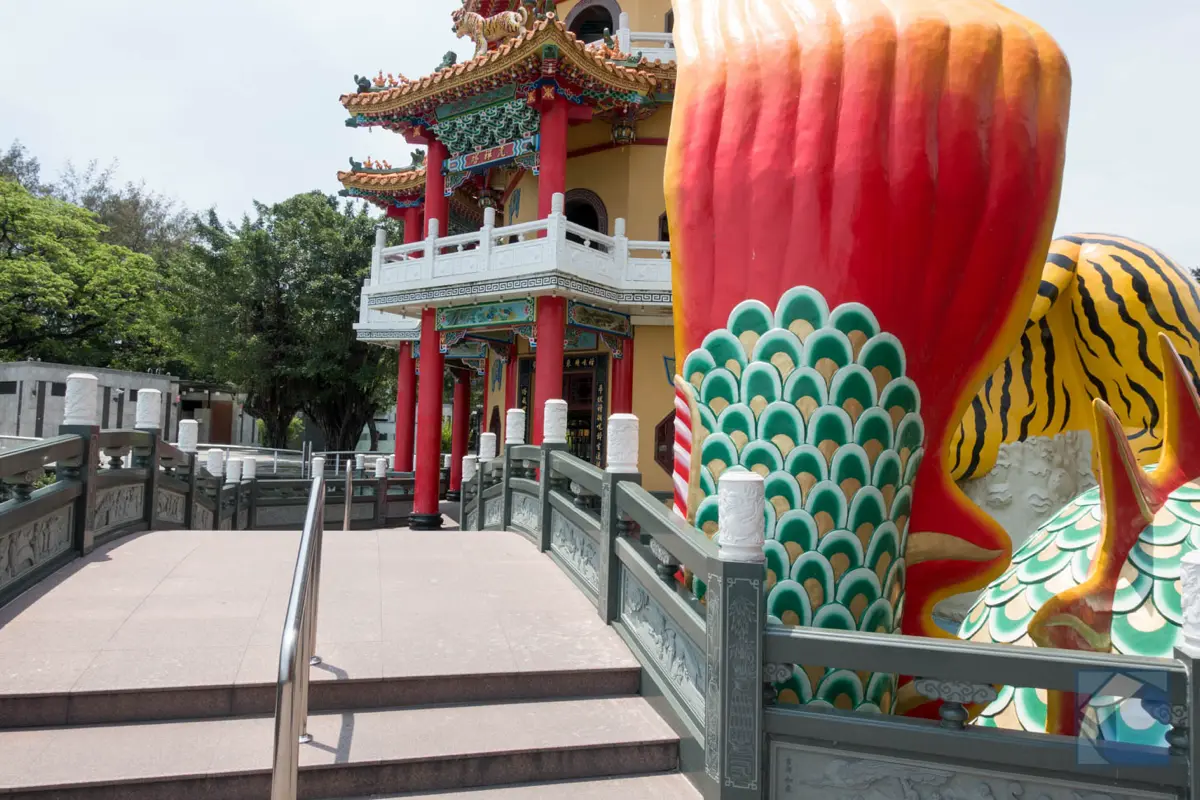 Lotus lake dragon and tiger pagodas 16