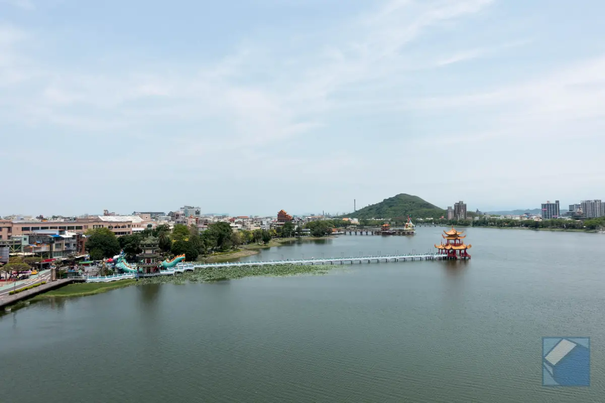 Lotus lake dragon and tiger pagodas 19
