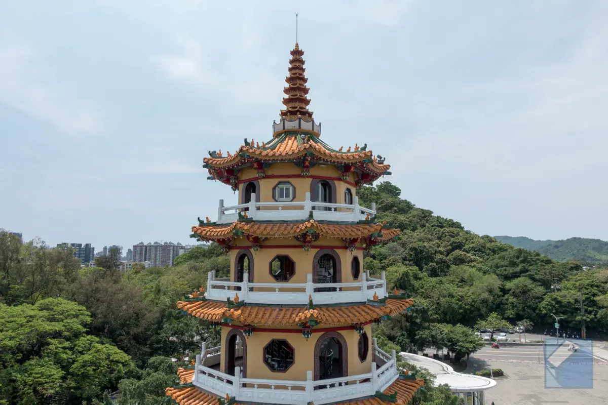 Lotus lake dragon and tiger pagodas 20