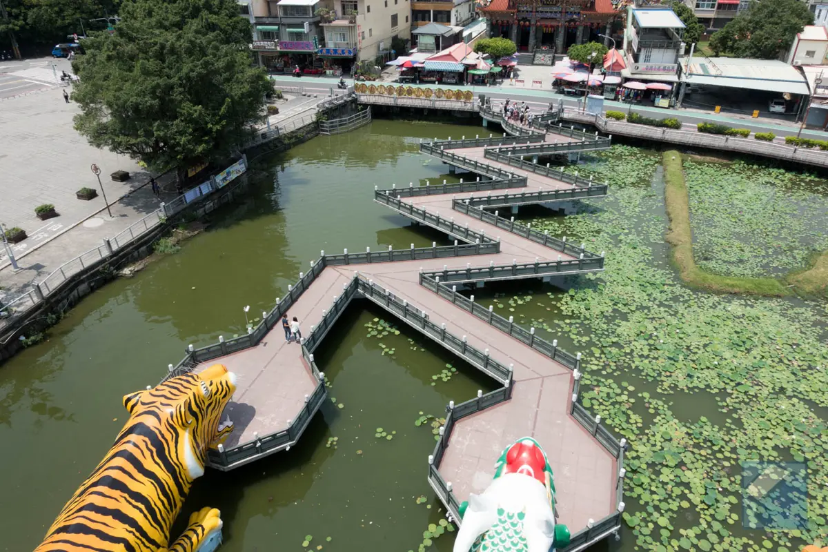 Lotus lake dragon and tiger pagodas 21