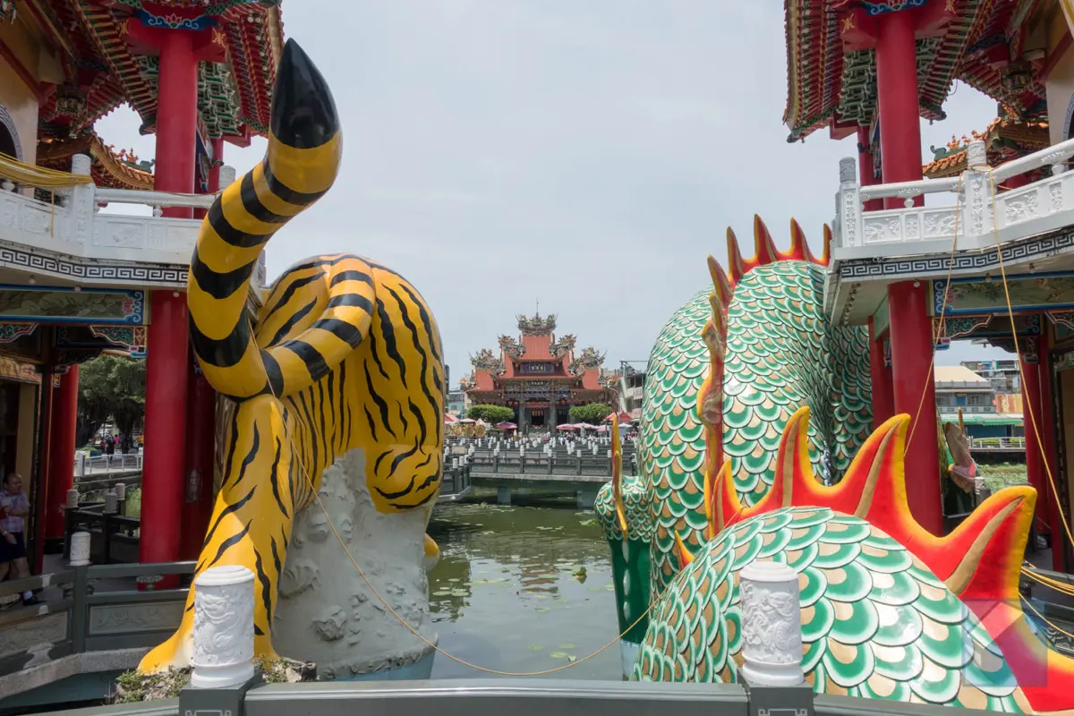 Lotus lake dragon and tiger pagodas 23