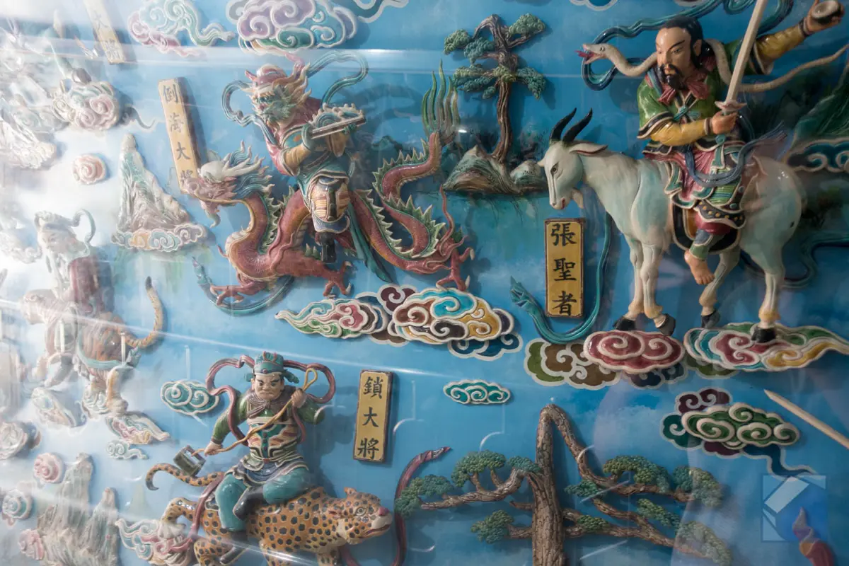 Lotus lake dragon and tiger pagodas 28