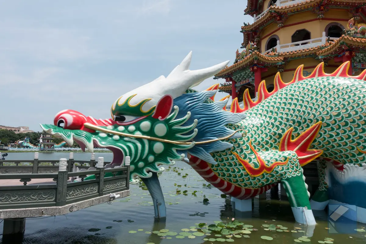 Lotus lake dragon and tiger pagodas 30
