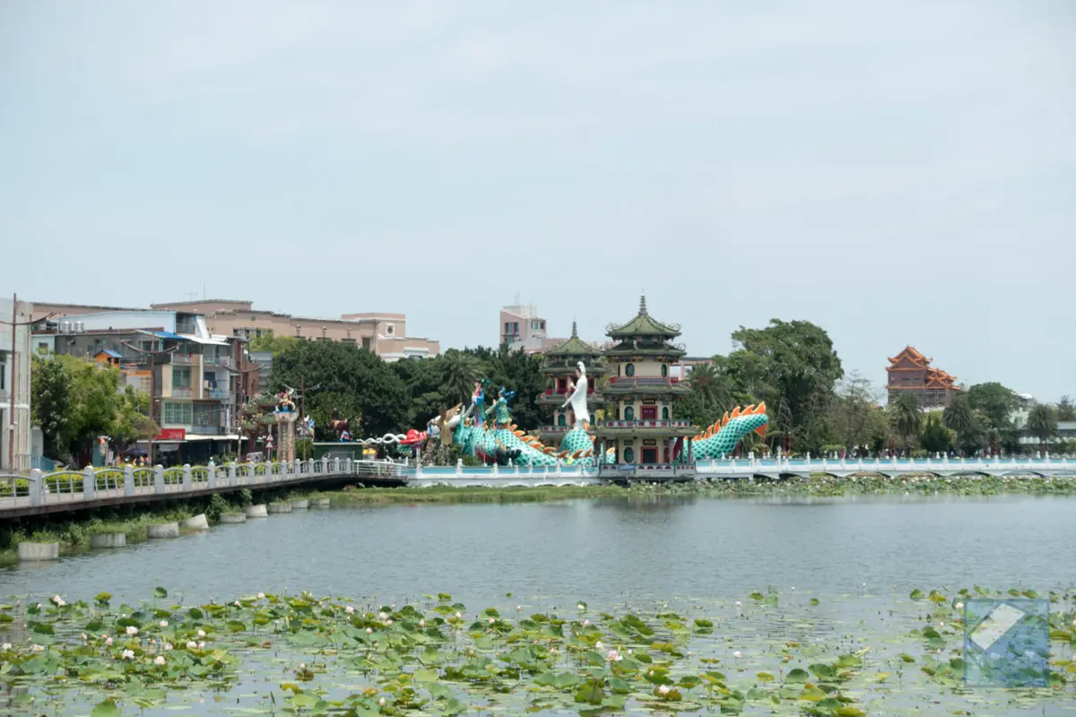 Lotus lake dragon and tiger pagodas 33