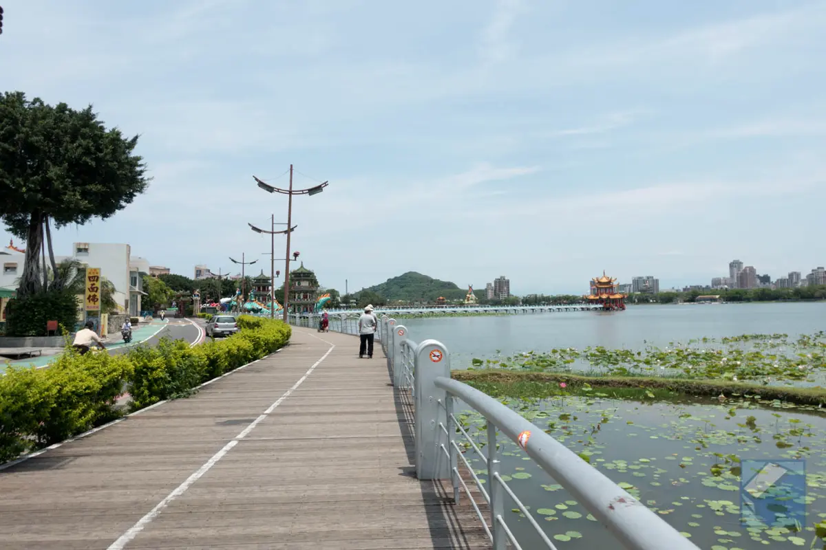 Lotus lake dragon and tiger pagodas 34