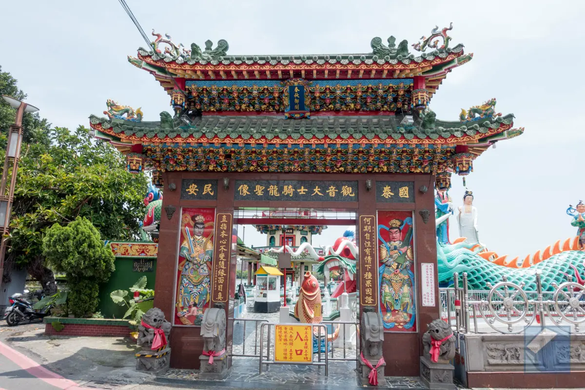 Lotus lake dragon and tiger pagodas 35