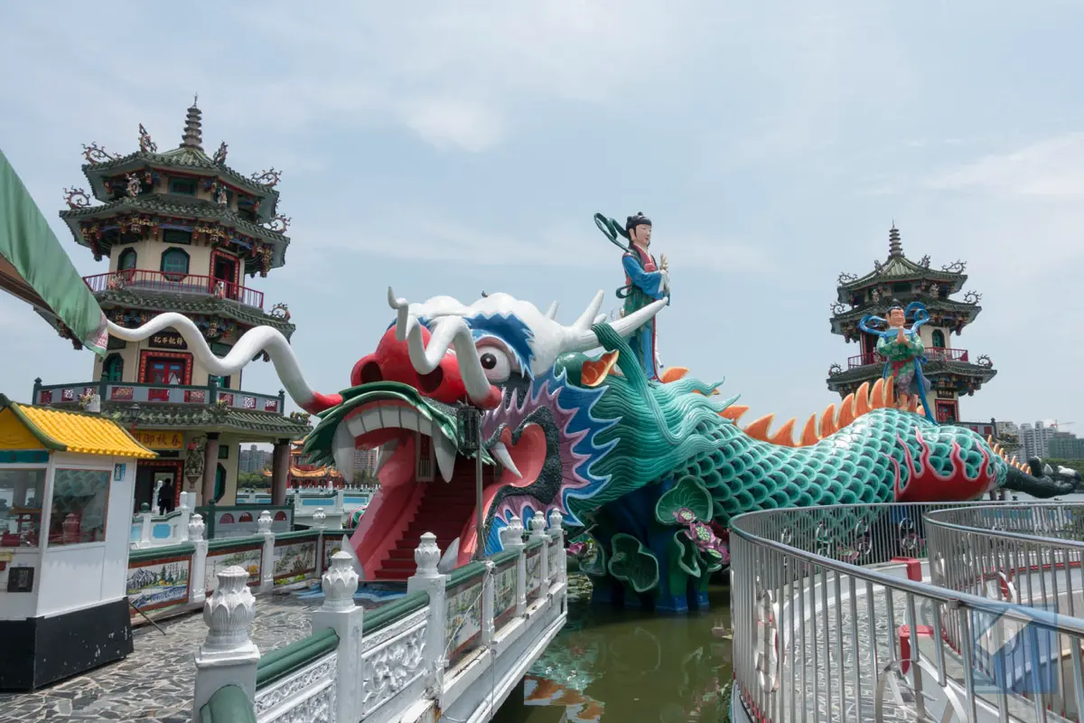 Lotus lake dragon and tiger pagodas 36