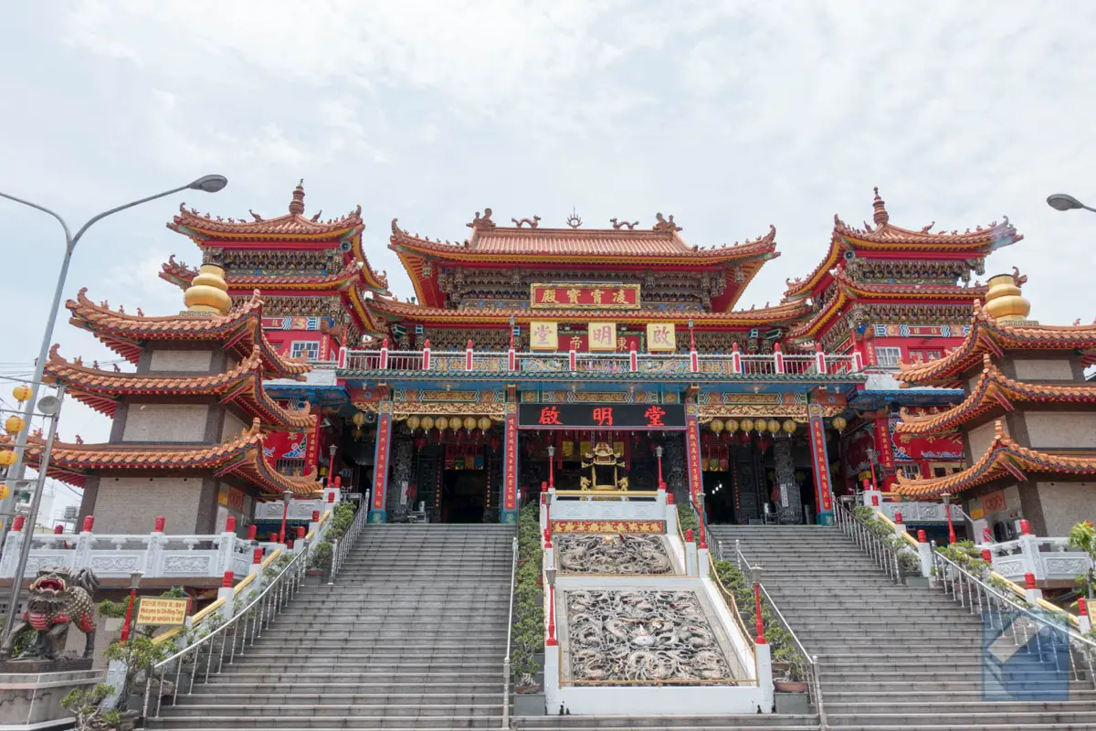 Lotus lake dragon and tiger pagodas 42
