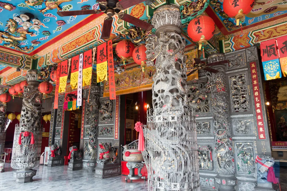 Lotus lake dragon and tiger pagodas 43