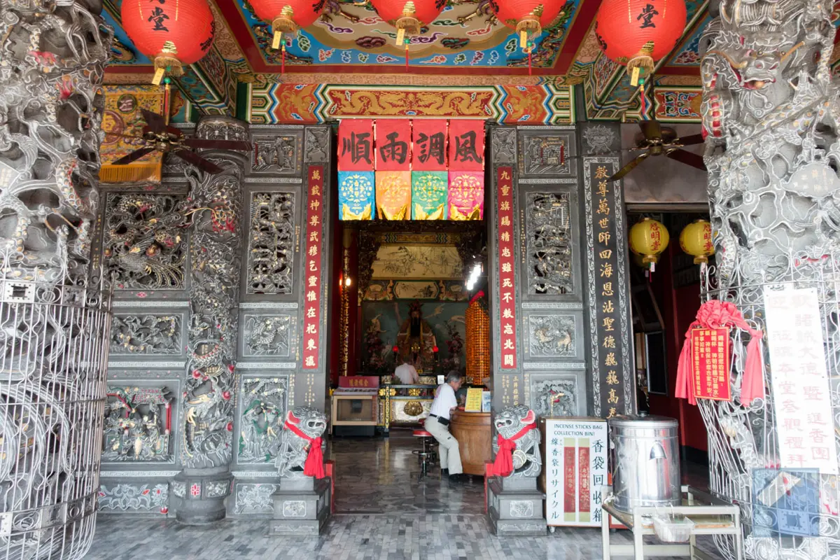 Lotus lake dragon and tiger pagodas 44
