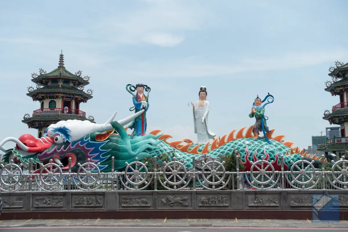 Lotus lake dragon and tiger pagodas 46