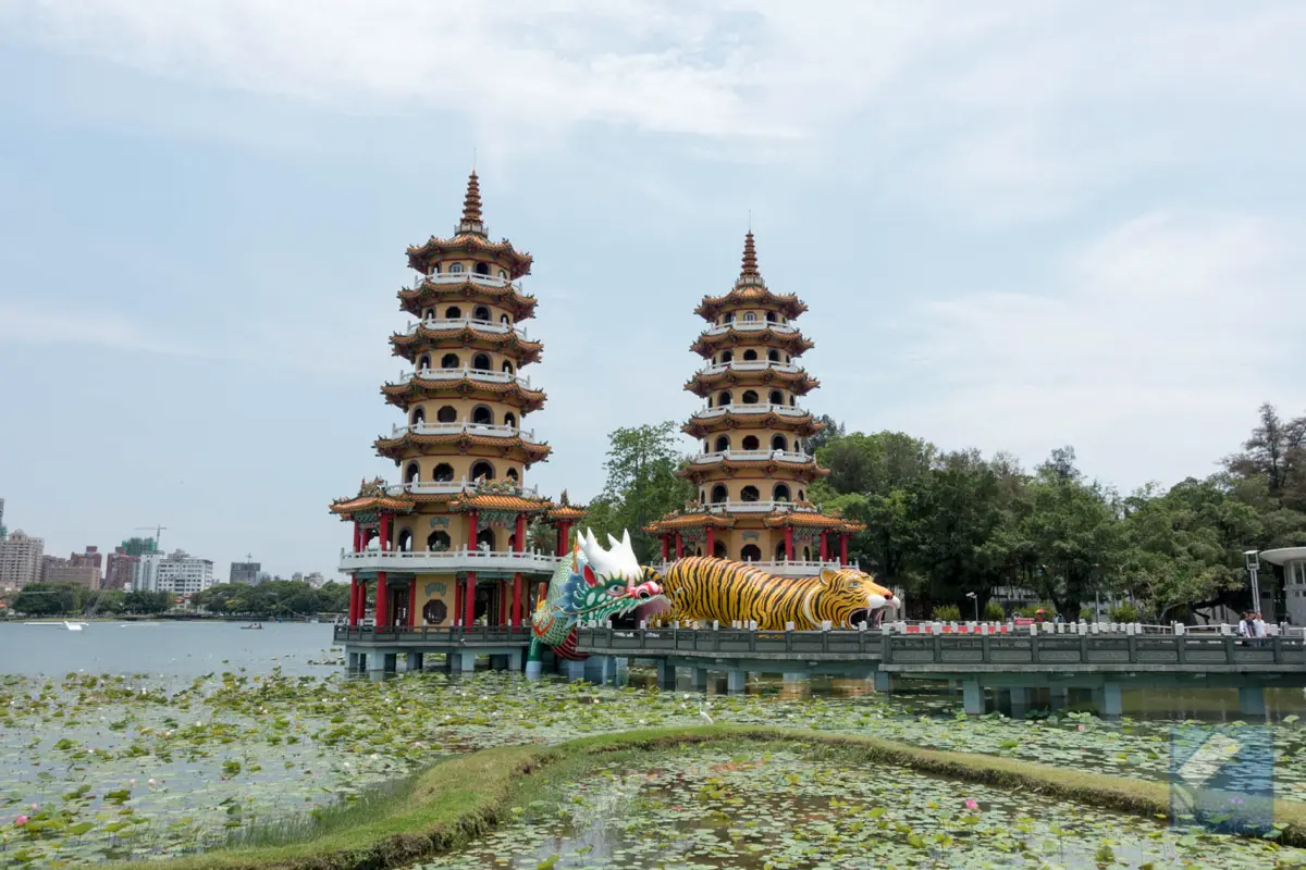 Lotus lake dragon and tiger pagodas 47