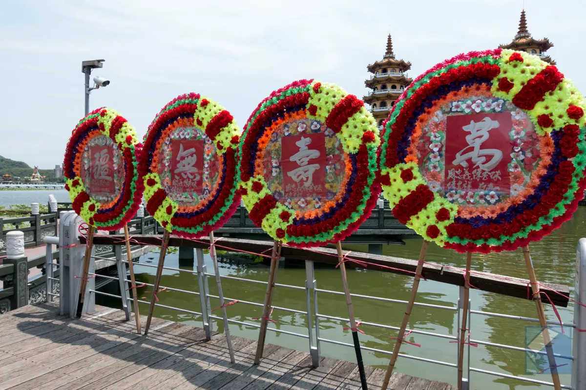 Lotus lake dragon and tiger pagodas 6