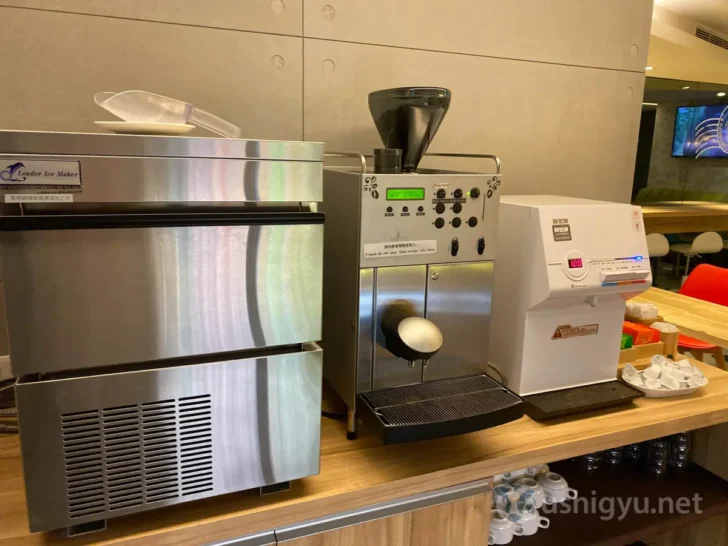 製氷機、コーヒーメーカー、お湯が出るサーバーにお茶類