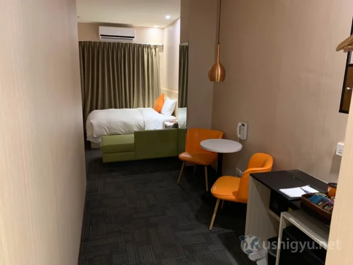 細長い部屋だが20平米と十分な広さ